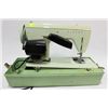 Image 1 : PORTABLE SINGER SEWING MACHINE