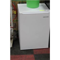 2.7 CU. FT BLACK AND DECKER FRIDGE