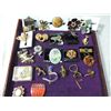 Image 2 : 23 ASSORTED DECORATIVE PINS