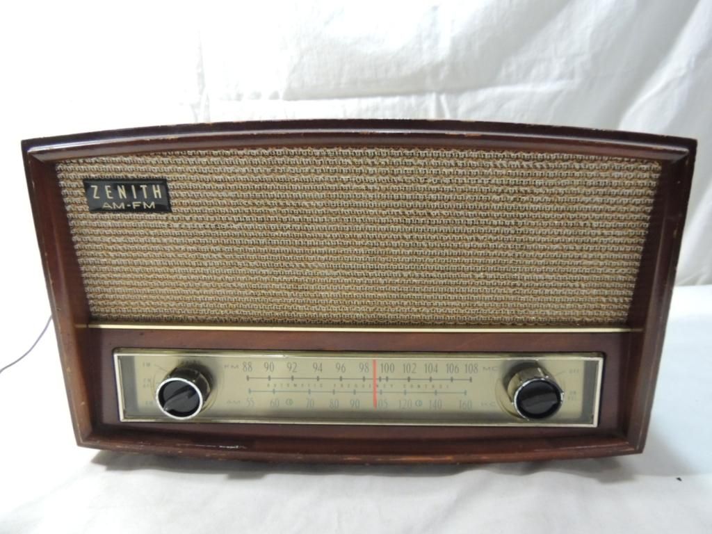 VINTAGE ZENITH AM/FM TUBE RADIO