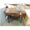 Image 1 : 1840's HOLLAND WALNUT SIDE TABLE
