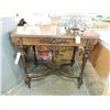 Image 2 : 1840's HOLLAND WALNUT SIDE TABLE