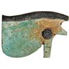Image 1 : Amuleto de Baja Época (664-525 a.C.). Ojo de Horus. Fayenza color verde. Longitud  2,8 cm.