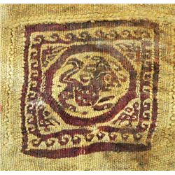 Fragmento textil copto (siglos VI-VII d.C.). Representa león postrado a derecha rodeado por un círcu