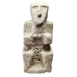 Figura entronizada (siglo VII-VI a.C.). Piedra. Altura 21,5 cm. Anchura 9,5 cm.