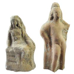 Lote de dos piezas (siglos IV-III a.C.). Terracota. Representa mujer sentada y mujer de pie desnuda.