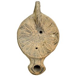 Lucerna. Decorada con motivo floral. Siglos I-III d.C. Terracota. Longitud 12,3 cm.