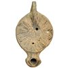 Image 1 : Lucerna. Decorada con motivo floral. Siglos I-III d.C. Terracota. Longitud 12,3 cm.
