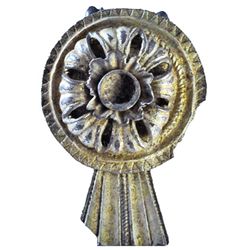 Fíbula galo-romana. Siglos I a.C.-I d.C. Plata dorada. Altura 2,5 cm. Incluye peana.