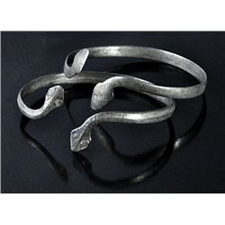 Lote dos brazaletes planos. Siglo I-III d.C. Plata. Los extremos abiertos están decorados en forma d