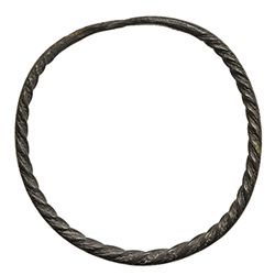 Pulsera. Siglos I-III d.C. Bronce. Similar a la anterior con el cuerpo estriado. Diámetro 5,6 cm.