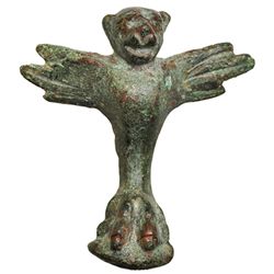 Trapezophoros de un recipiente en forma de grifo. Siglos I a.C.-II d.C. Bronce. El grifo esta repres