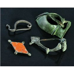 Lote tres fíbulas y hebilla bizantina (total 4). Siglos II-VI d.C. Bronce, plata y pasta vítrea. Lon