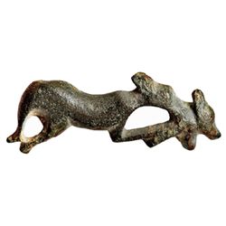 Fíbula con perro cazando una liebre. Siglos II-III d.C. Bronce. Longitud 3,4 cm.