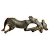 Image 1 : Fíbula con perro cazando una liebre. Siglos II-III d.C. Bronce. Longitud 3,4 cm.