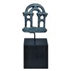 Image 1 : Fíbula romana en forma de templo. Siglos II-III d.C. Bronce. Altura 3,5 cm. Incluye peana.