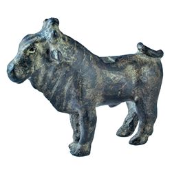 Estatuilla representando un toro. Siglos I-II d.C. Bronce. Altura 5,5 cm. Colección privada catalana