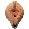 Image 1 : Lucerna (siglos IV-V d.C.). Decorada con cérvido. Roma-Bizancio. Terracota. Longitud 12,0 cm.