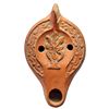 Image 1 : Lucerna (siglos IV-V d.C.). Norte de África. Terracota. Decorada con hoja de parra y símbolos geomét