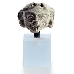 Pequeña máscara. Cultura Tumaco-tolita (siglos I aC.-III d.C.). Terracota. Altura 4,0 cm. Representa