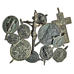 Lote 12 medallas religiosas. Siglos XVII-XVIII. Bronce. Altura de 2,0 a 5,0 cm. Diez medallas religi