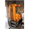 Image 2 : HYSTER 5100LB CAPACITY 3 STAGE PROPANE FORKLIFT