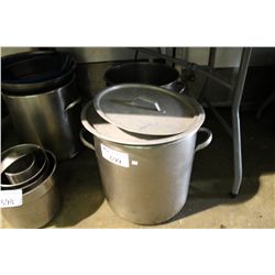 LOT OF COOKING POTS