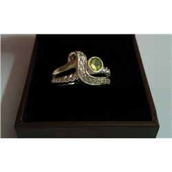4.540g Ring of Peridot and CZ Sterling 925 Silver
