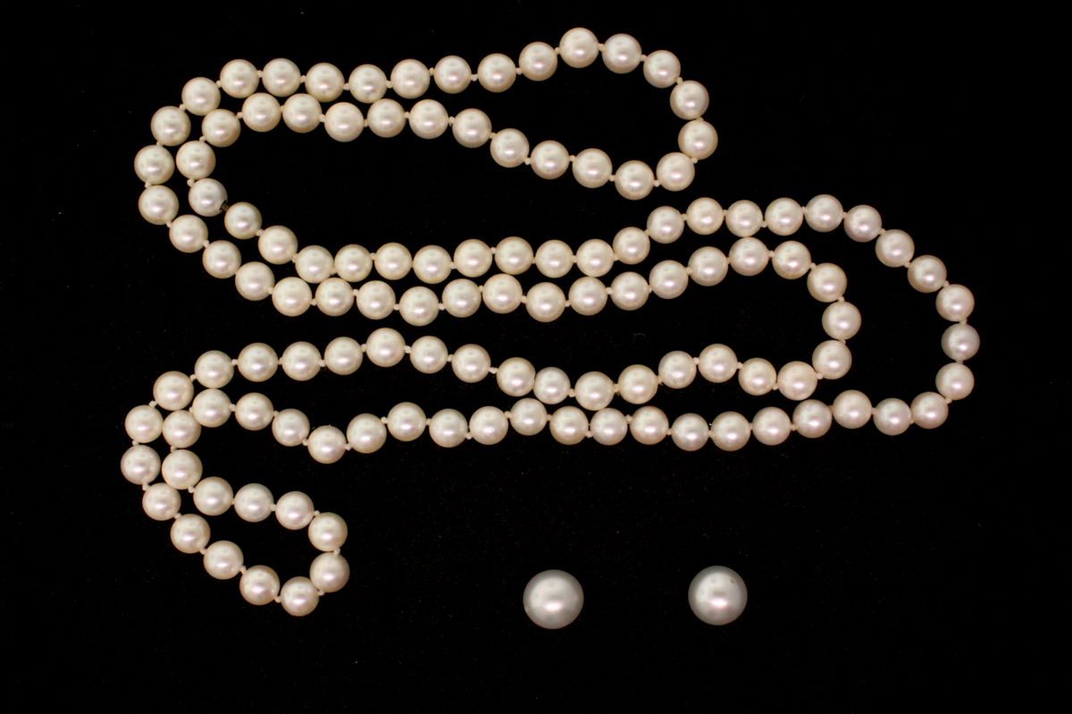 (1) PEARLS Japanese Akoya cultured pearl necklace 36" long with