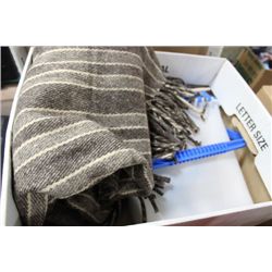 BOX W WOOL BLANKET/MUKLUKS BEADED WITH WHITE FUR