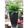 Image 1 : SHOWHOME ARTIFICIAL PLANT W VASE