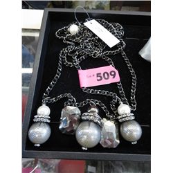 Fashion necklace, large pendant drops