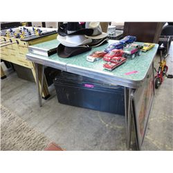 Vintage kitchen table with leaf & chrome legs