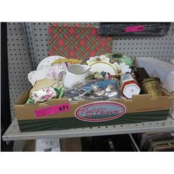 Large quantity of decorative household items