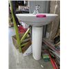 Image 1 : Porcelain pedestal sink, with tap
