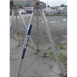 CONSTRUCTION TRIPOD