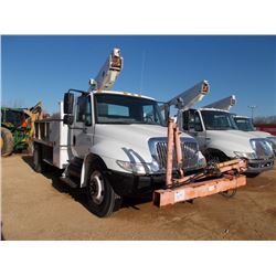 2007 INTERNATIONAL 4200 SIGN TRUCK, S/N 1HTMPAFM77H403923, VT 365 INT DIESEL, A/T, VERSALIFT SST-37-
