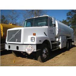 2000 VOLVO T/A TANKER TRUCK, S/N 4V5JC2UE24N870389, 350 HP ISM CUMMINS ENG, 8LL TRANS, AMTHOR 4,200 