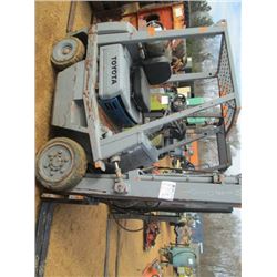 TOYOTA FORKLIFT, S/N 404FEE25-18696, 3 STAGE, LP GAS, ROLLBAR (DOES NOT RUN)