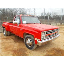 1986 CHEVROLET SILVARADO DUALLY, S/N 1GCHC34W6GS182425, GAS ENG, 4 SPD TRANS, ODOMETER READING 43,01