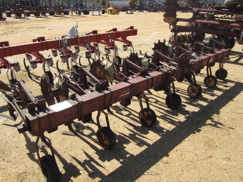 NOBLE CULTIVATOR 6 ROW SET UP ON 30" ROWS J.M. Wood Auction Company, Inc.