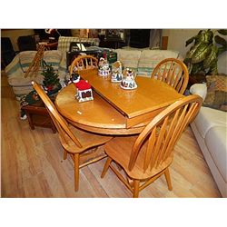 ROUND OAK TABLE WITH LEAF AND 4 CHAIRS - TALBE AS-IS