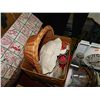 Image 1 : BOX OF HOUSEHOLD