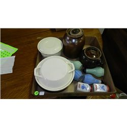 263) Box of crocks and deco kitchen salt & peppers