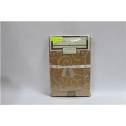 DAMASK TABLECLOTH WITH 8 MATCHING NAPKINS