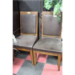 SHOWHOME PAIR OF WOOD W BROWN LEATHER SIDECHAIRS