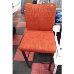 SHOWHOME SOLID WOOD TABLE W 4 SIDECHAIRS AND 2