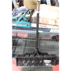 LARGE SNOWSHOVEL
