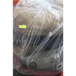 BOX W/ DECORATIVE PILLOWS