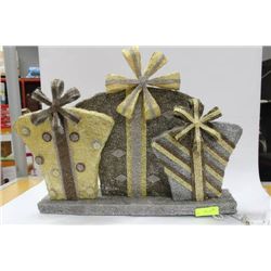 CHRISTMAS DECORATION W/ LIGHTS